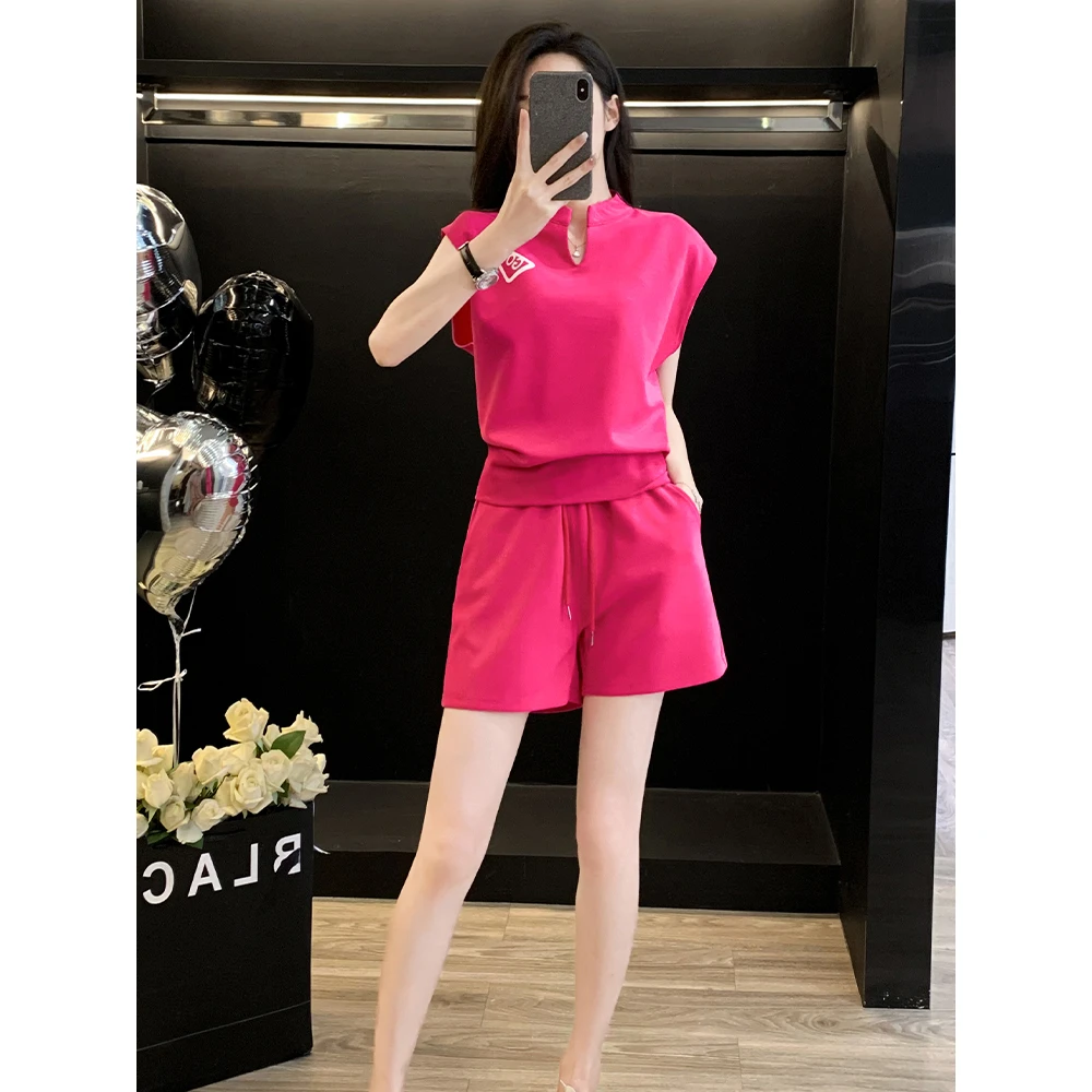 简约玫红色套装女夏季运动V领落肩袖上衣+短裤两件套显瘦设计感