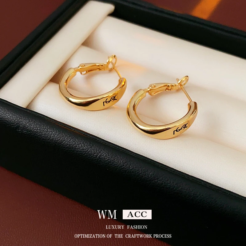 【品牌】字母几何金属耳圈小众轻奢个性耳环气质百搭精致时尚设计感