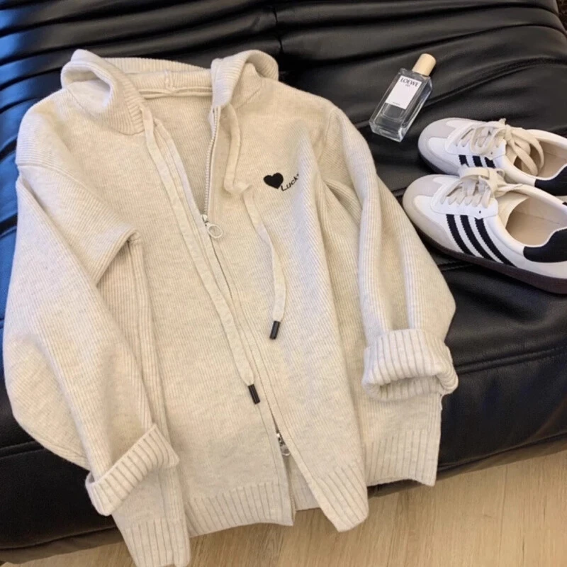 米白色连帽毛衣外套女春秋2024新款韩版慵懒风爱心刺绣针织衫上衣