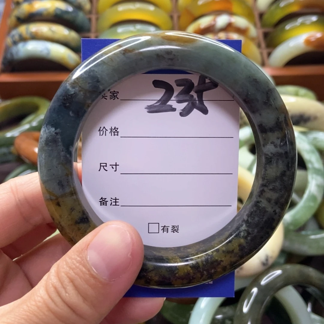 蛇纹石玉手镯未镶嵌夢****?