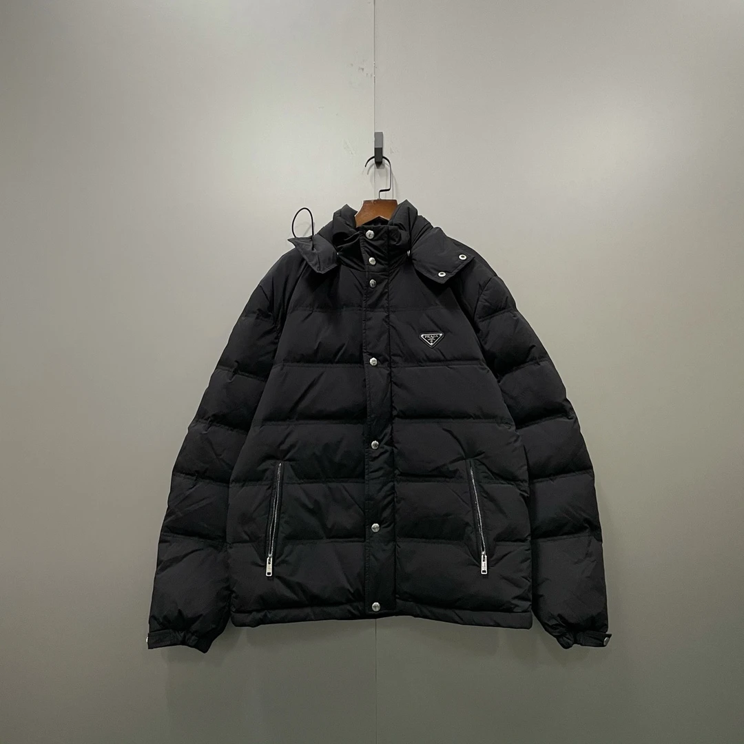 PRADA 普拉达 黑色抽绳三角标羽绒服 52码/全新/公价18500/吊牌 b
