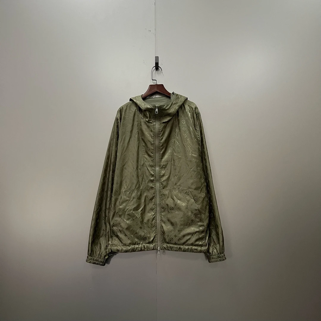 Louis Vuitton lv 满印老花双面穿着冲锋衣 48码/95新/公价22600