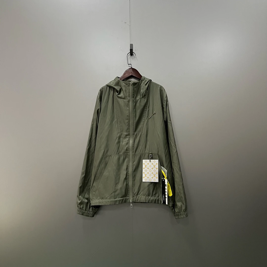 Louis Vuitton lv 满印老花双面穿着冲锋衣 46码/95新/公价22600