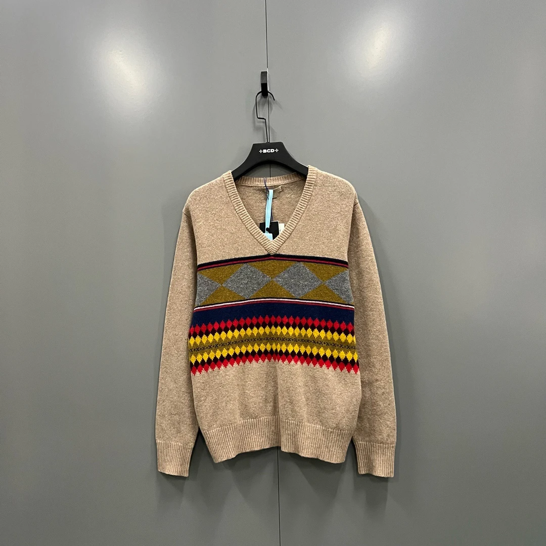 Burberry 巴宝莉 几何图案印花V领针织衫 M码/全新/公价12000吊牌