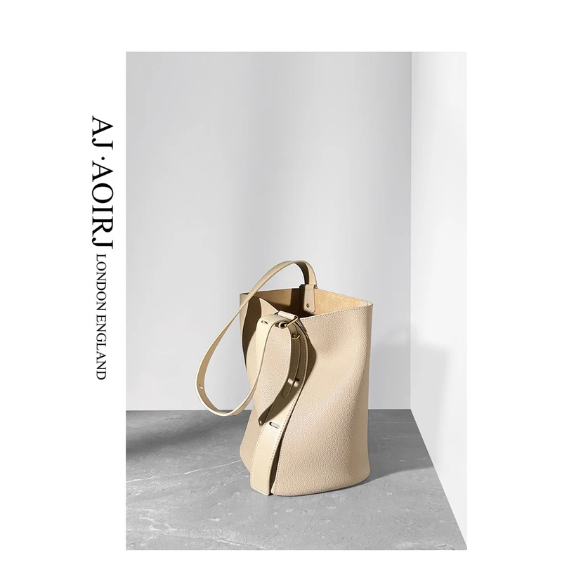 【AJ AOIRJ】设计师牛皮流浪水桶包高级感单肩斜挎大容量慵懒女包