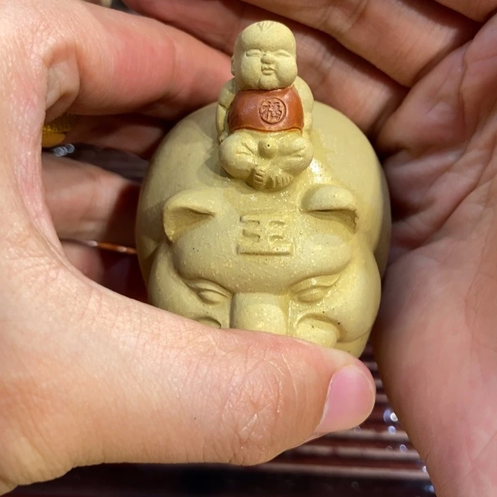 紫砂茶宠逐**狼雕塑作品