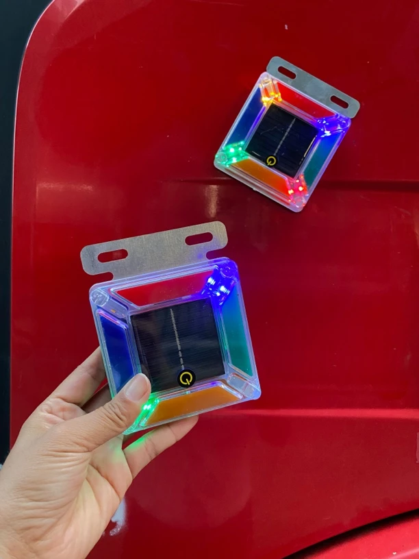 新款太阳能方型警示灯