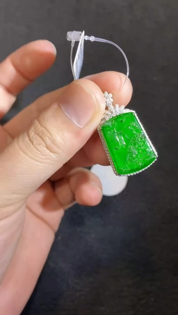 【闪购商品】翡翠吊坠(不含链)18K金镶嵌002