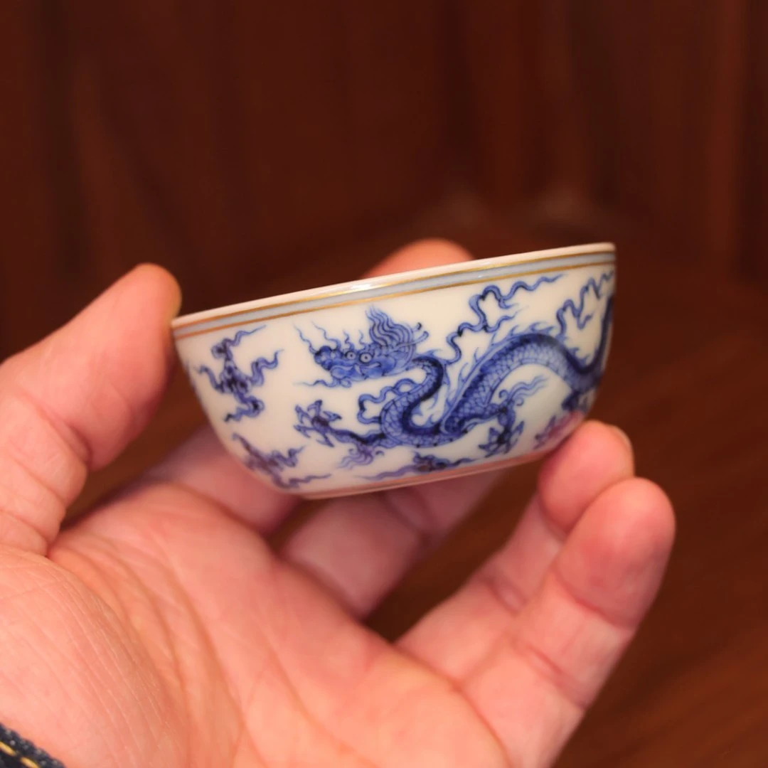 （神工妙造）小愚斋青花龙凤纹卧足杯. 描金