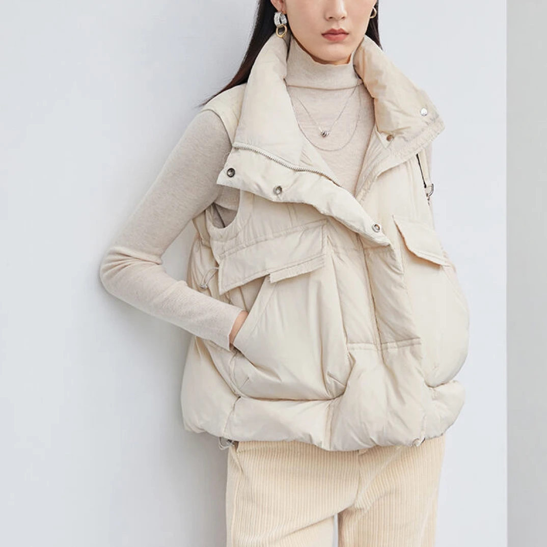 圣迪奥女装时尚休闲高领松紧插袋基本款羽绒背心S21461602