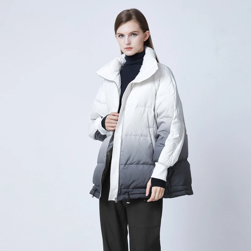 圣迪奥女装时尚渐变晕染拼接抽绳中长款羽绒服S21482439