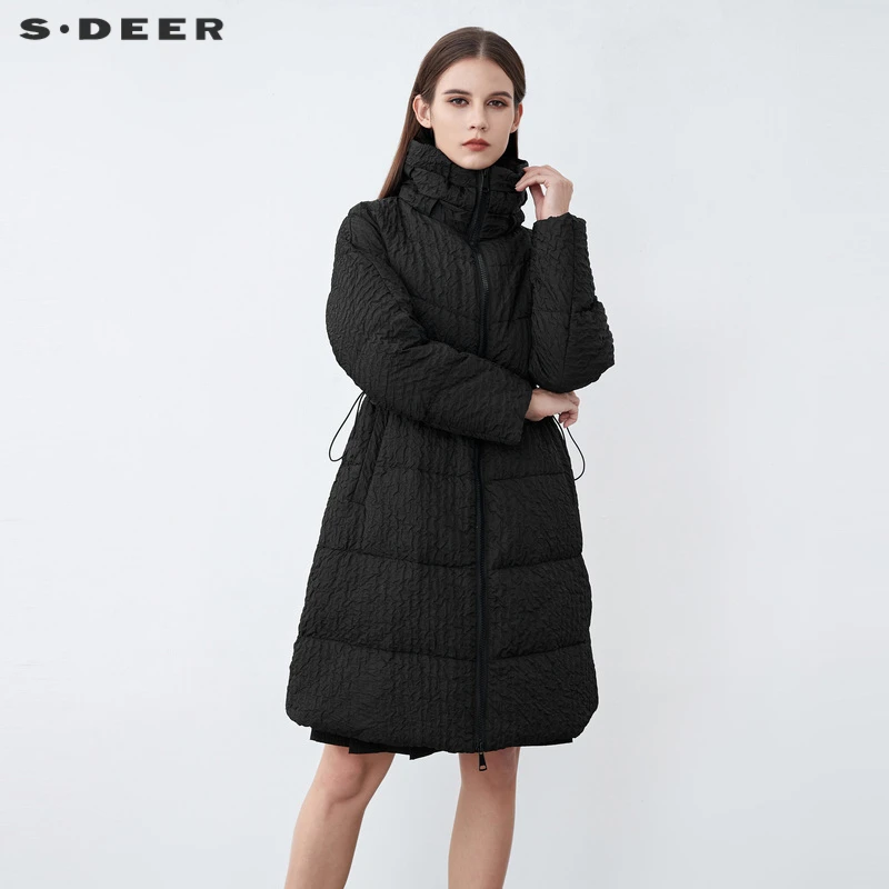 S·DEER圣迪奥女装高领肌理褶皱松紧收腰长款黑色羽绒服S21482498