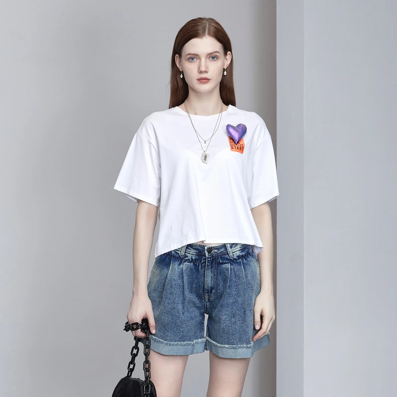 圣迪奥女装时尚气质休闲圆领胸针撞色字母短袖T恤S22280101