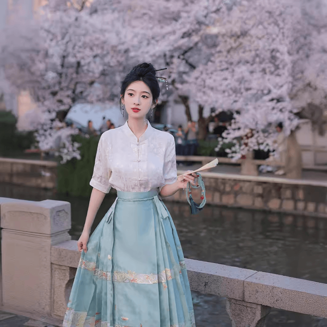 中国风春夏古风少女日常汉服浅绿色仿妆花织金半身裙马面裙套装
