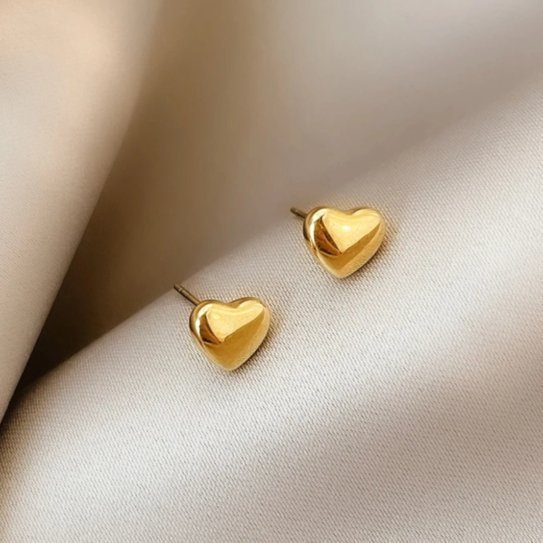 鸣钻国际【小兰专享】18K金 爱心耳钉 ZBKJE099