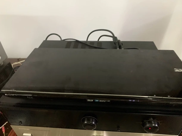 9新  索尼蓝光DVD机，带摇控器，不包邮