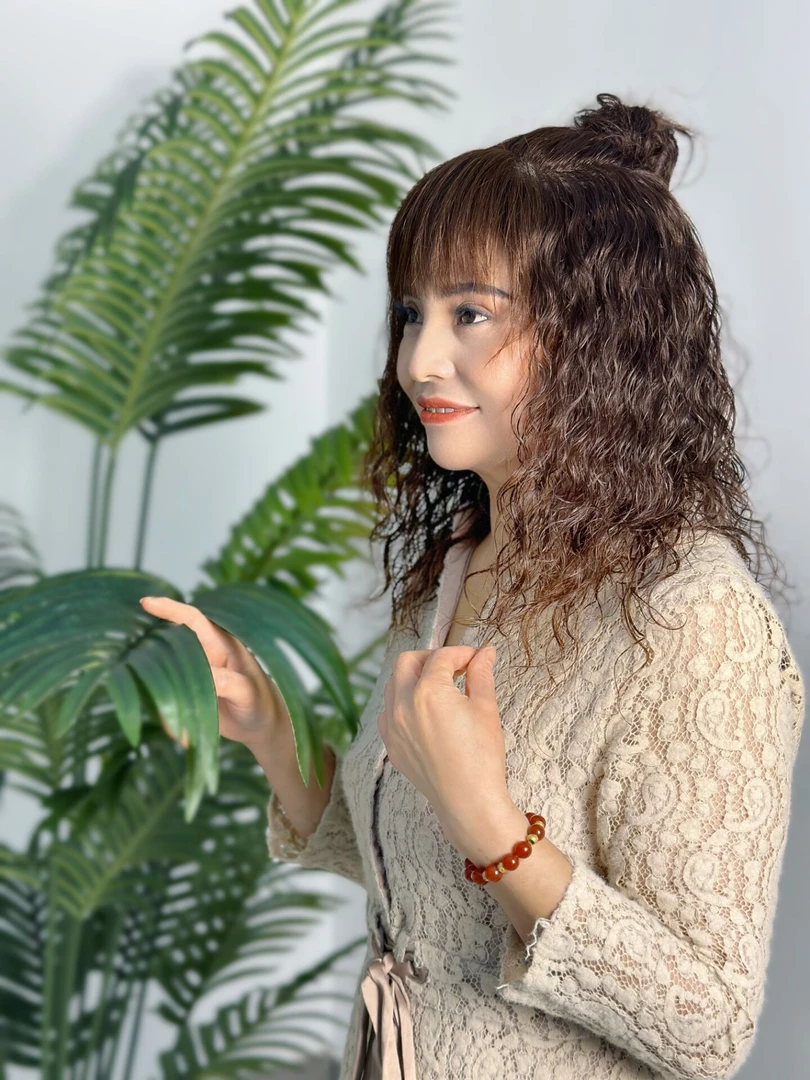 35号链接，嘉秀假发私人定制中长羊毛卷丸子头