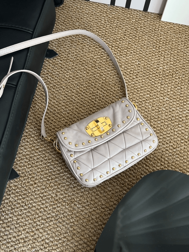 95新 MIU MIU/缪缪 3750 特惠品粉金旋转扣铆钉斜挎包