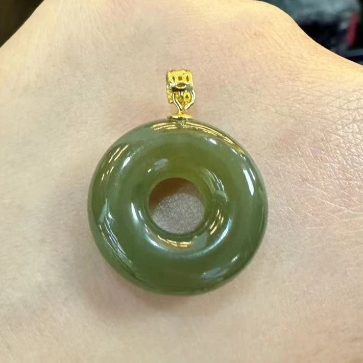 1715和田玉圆环吊坠