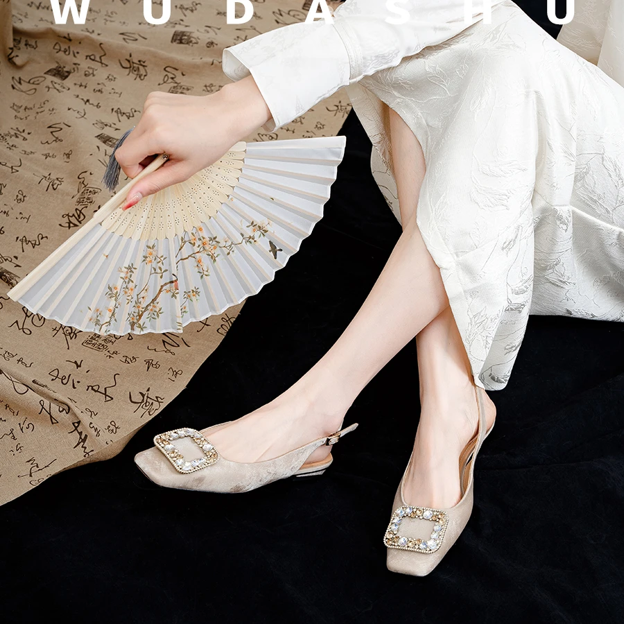 穿高跟鞋的吴大叔2024夏季新中式国风包头水钻方扣后空粗跟凉鞋女