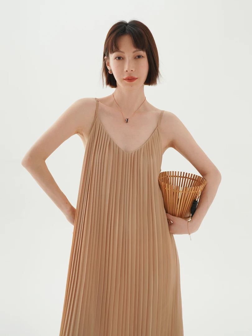 2025夏新款设计感小众宽松气质V领百褶吊带裙女长款卡其色连衣裙