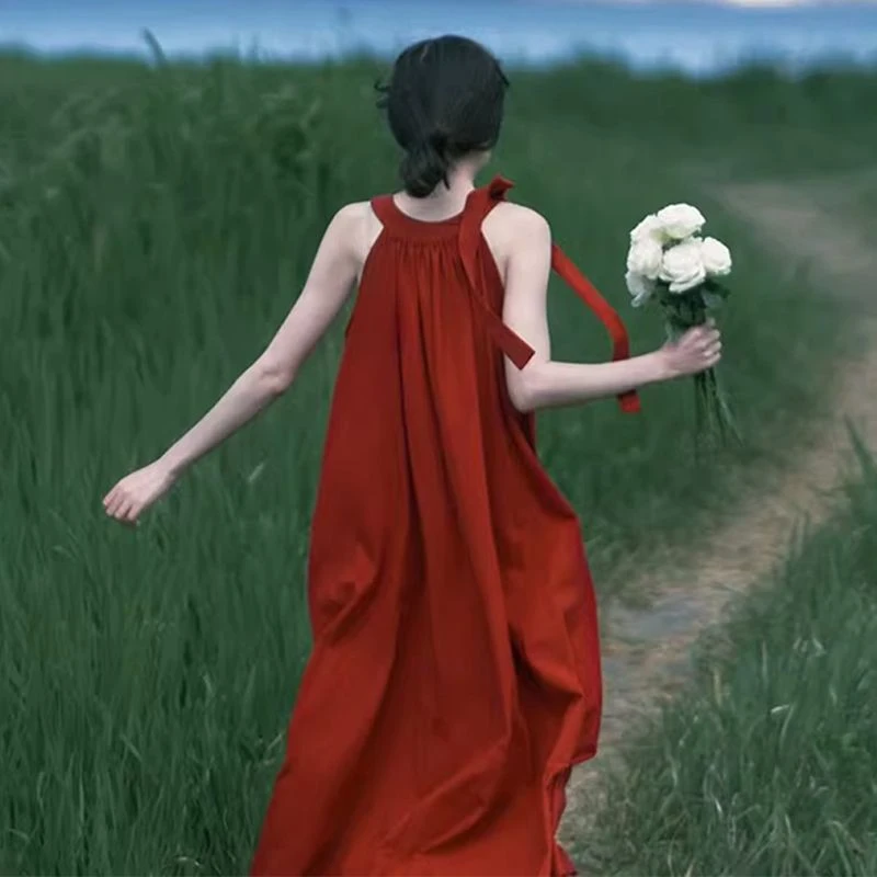 法式度假风无袖挂脖红色连衣裙2024新款夏季露肩宽松高腰长裙子女