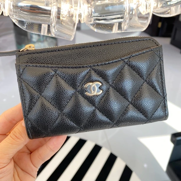 全新未使用 Chanel/香奈儿 24A 双C黑金拉链卡包 背后插片