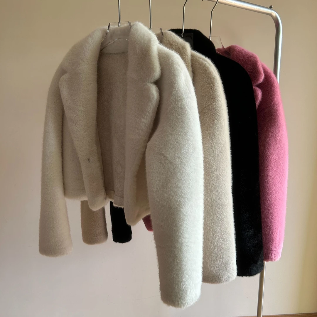 瑰姿推荐2025秋冬新款显瘦西装领环保毛毛短款大衣外套女