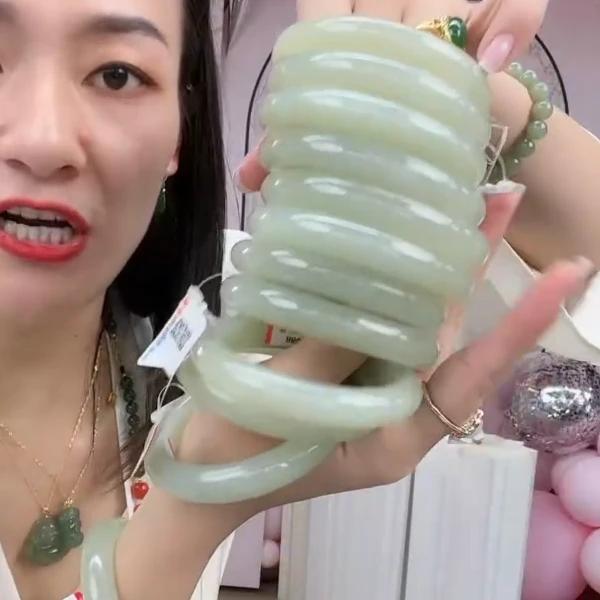 玉美人菲菲/010和田玉手镯/多样性发一