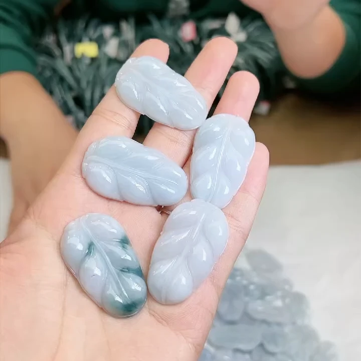 【春日珠宝】菲菲珠宝好*翡翠叶子吊坠约39*23mm-多样性发一