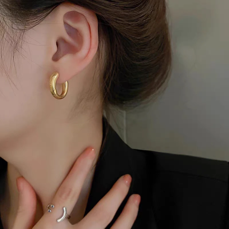 铜合金耳饰 轻奢百搭素圈字母耳圈女