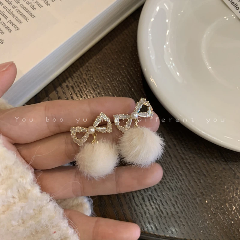 毛绒绒毛球耳环女2023年新款潮耳钉小众设计高级感秋冬季耳夹耳饰