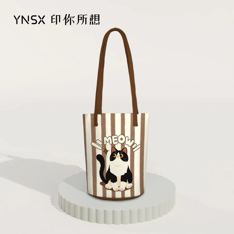 联名蓝猫单肩水桶包便携百搭简约小众学生印花新款帆布包JWFS