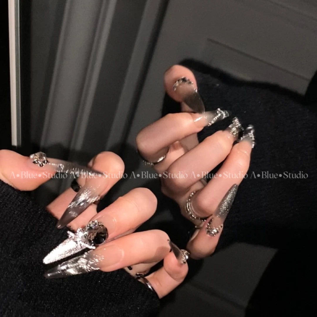 「雾川秘境」關於藍色设计爆闪猫眼黑色秋冬显白高级可拆卸穿戴甲