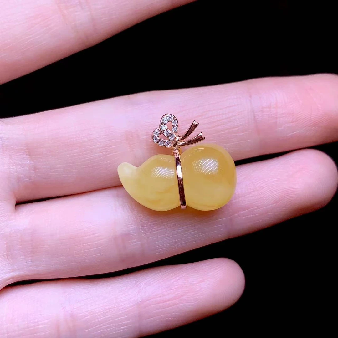 【云上叙】31 T58288-S925银镶嵌蜜蜡吊坠-21x10mm-多样性发（小宝）