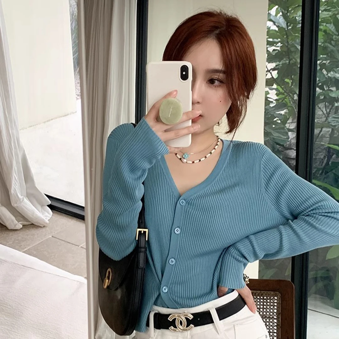 甘草系列两穿V领扣子打底QH231045