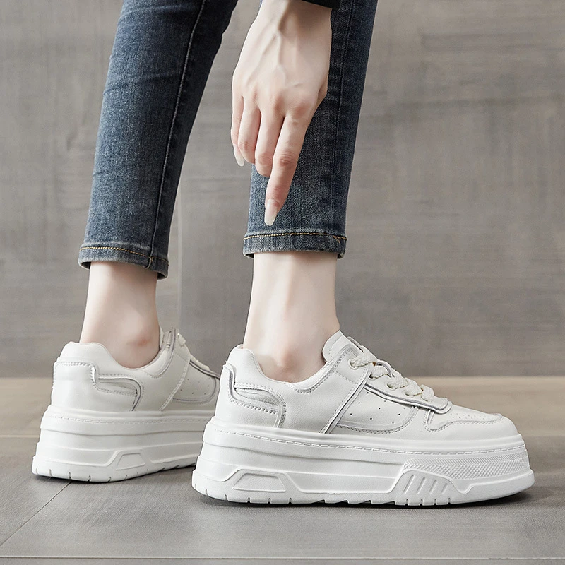 2024春季新款时尚休闲鞋女士百搭厚底松糕百搭运动板鞋真皮小白鞋
