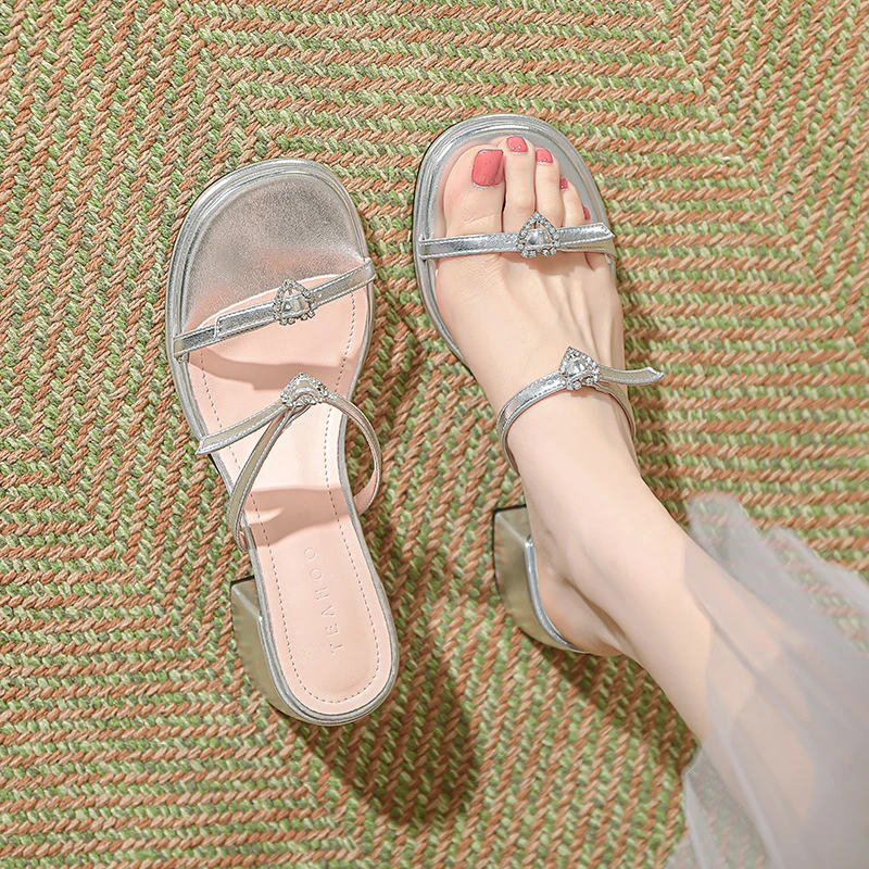 网红风粗跟凉拖少女春夏新款圆头心形水钻扣一字带中低跟拖鞋外穿