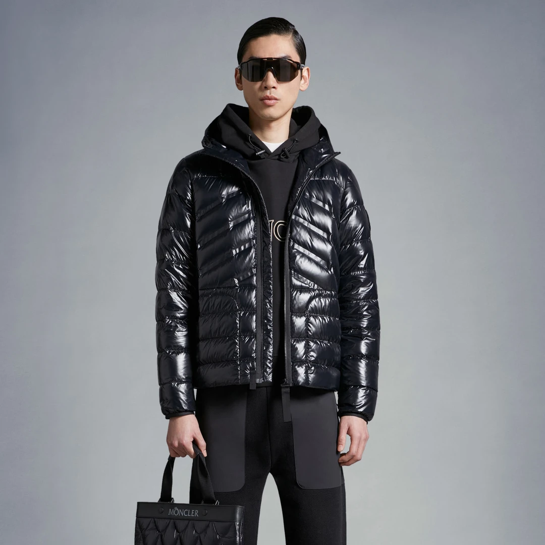 全新未使用 MONCLER 龙年限定秋冬季黑色男士短款连帽轻薄羽绒服