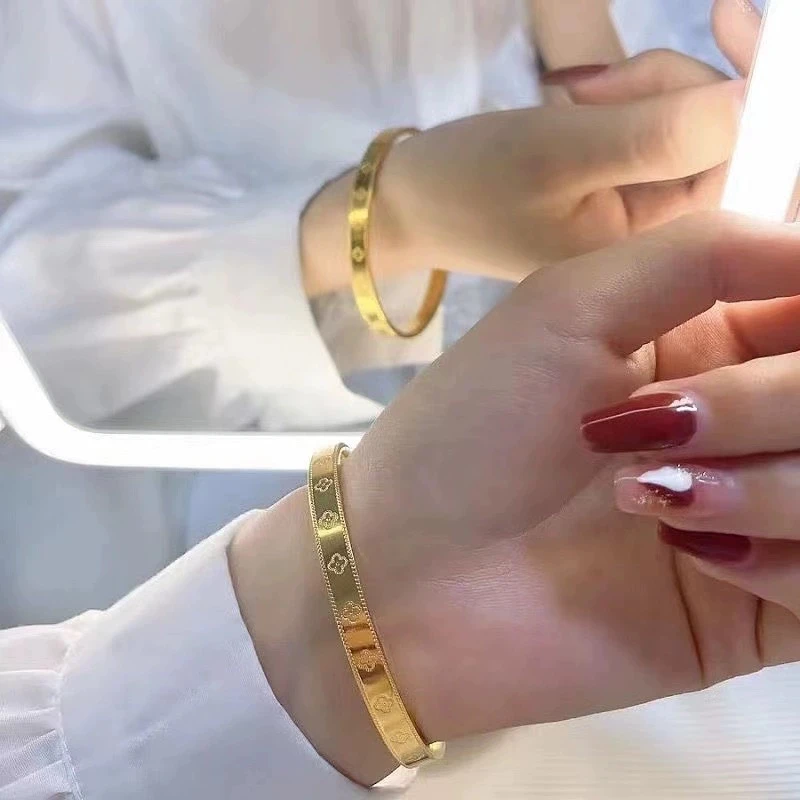 钛钢手镯 气质百搭精工版压花四叶草手镯0575（镀金不褪色）..