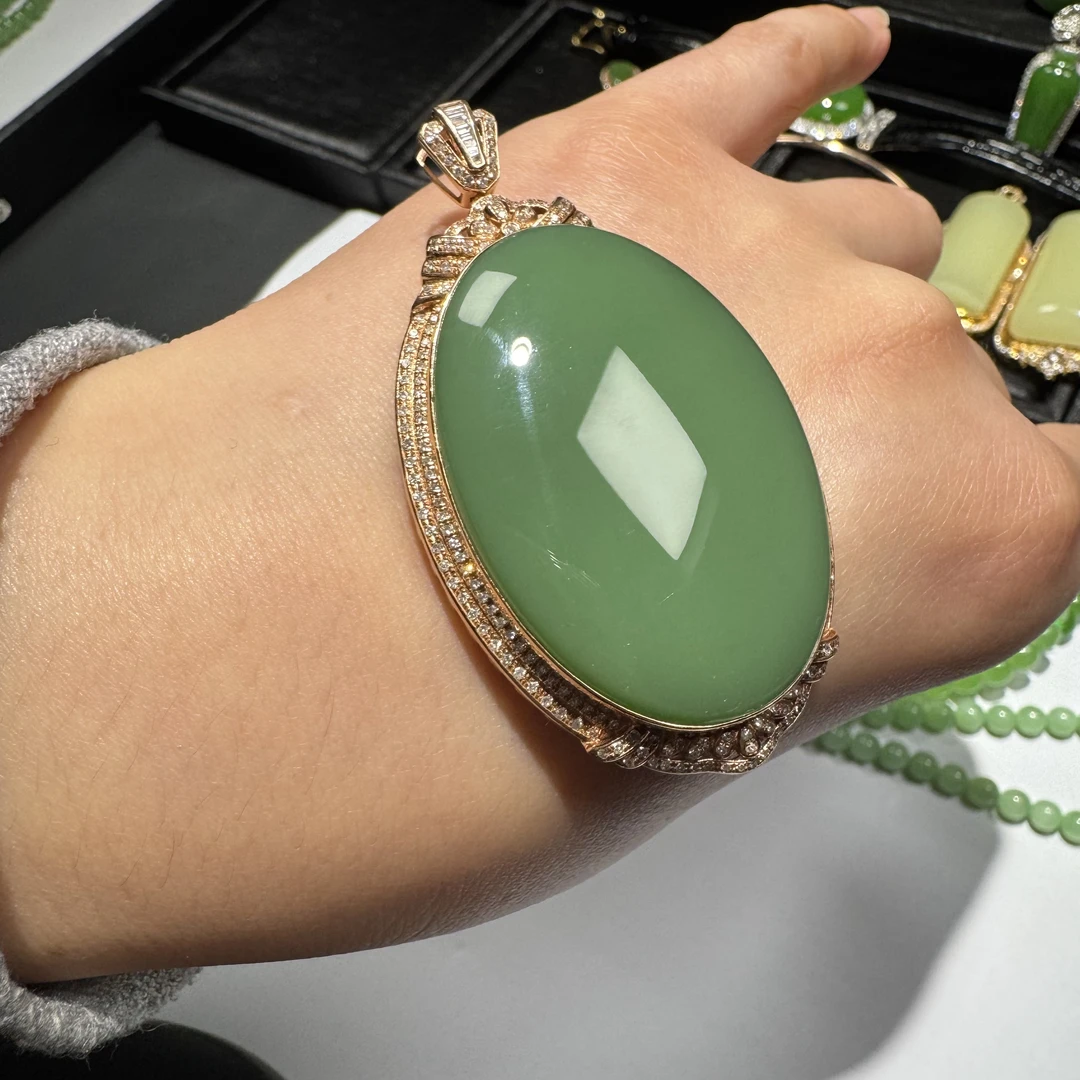 和田玉粉绿镶嵌吊坠