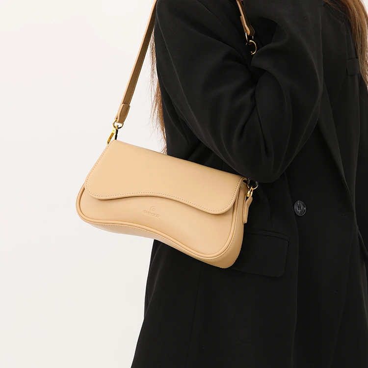 最新款时尚网红斜挎包纯色搭配肩带五金 简洁设计休闲百搭单肩包