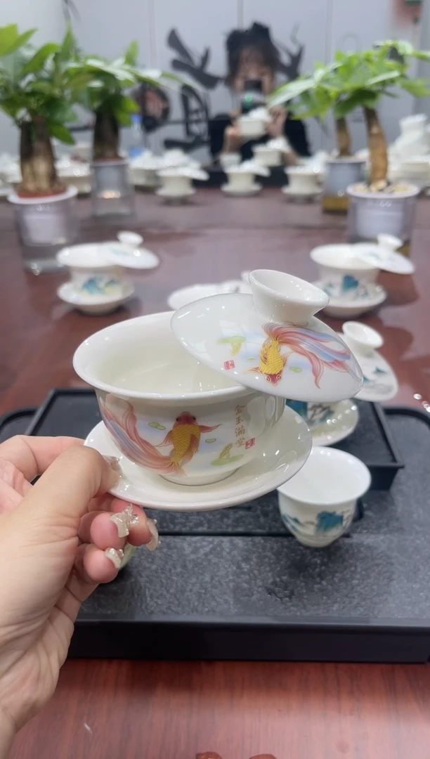 【闪购商品】陶瓷小号金鱼悬停单盖碗