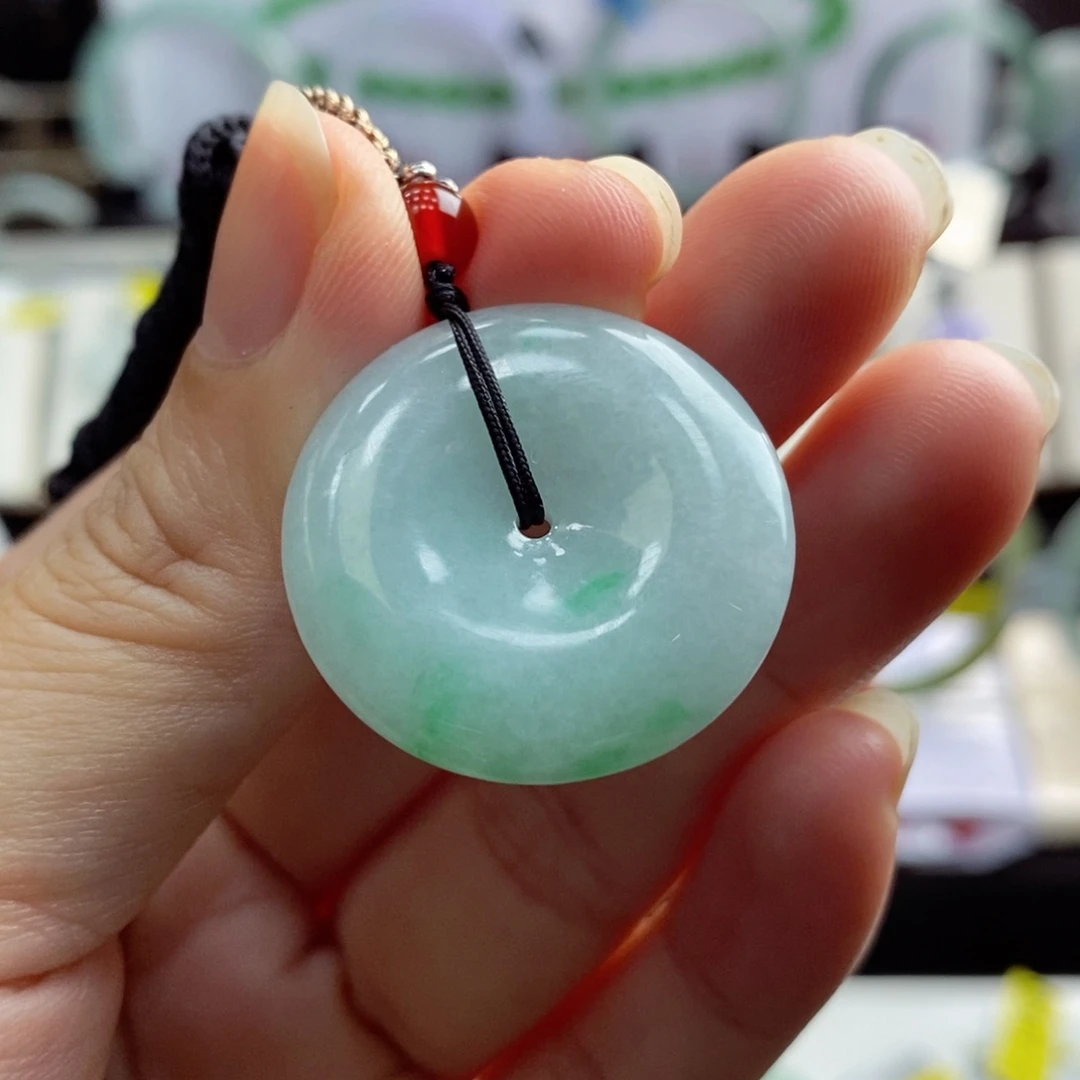 翡翠颈饰未镶嵌平安扣