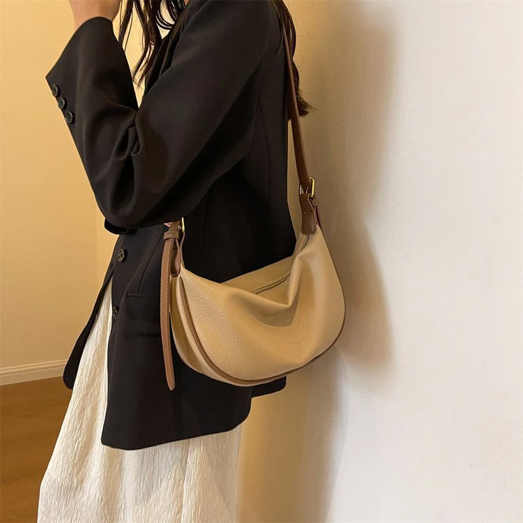 2023秋冬新品单肩斜挎包大容量饺子包简约韩范休闲时尚款5506