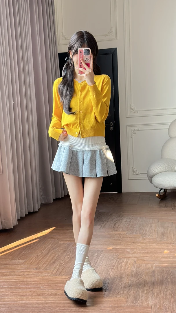小小仟 黄色针织开衫灰色百褶裙