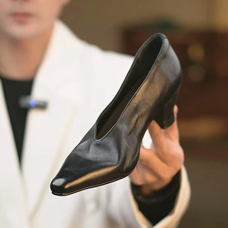 气质秋季黑色中跟一脚蹬女鞋尖头法式复古马皮女巫鞋浅口粗跟单鞋