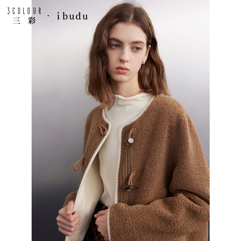 三彩ibudu2024冬季新款圆领牛角扣毛绒外套女