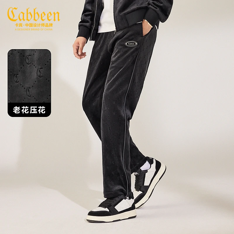 CABBEEN卡宾丝绒压花运动裤LOGO老花满印直筒宽松卫裤3234152024