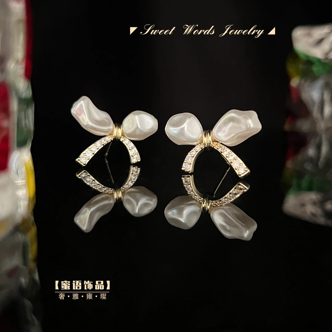 铜合金耳饰 R30【出走公主】巴洛克蝴蝶结金色调底托微镶珍珠耳钉